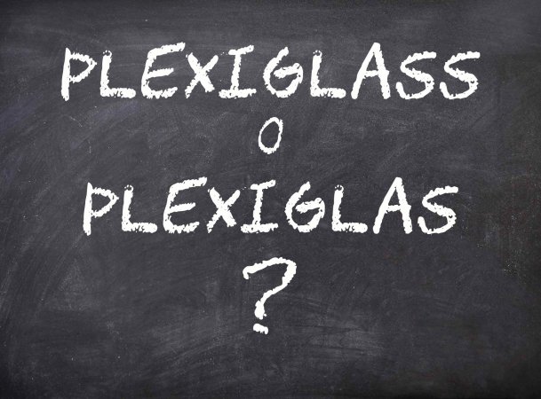 Si dice PLEXIGLAS o PLEXIGLASS? Con quante S... una o due?