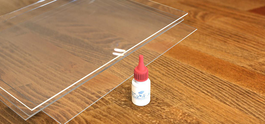 colla per plexiglass